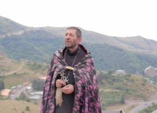 Ապօրինի ձերբակալողները մեծ պատուհասի են ենթարկվելու. Տեր Ահարոն