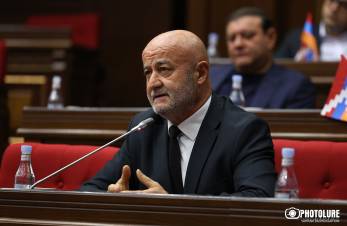 «Հրապարակ»․ Կենտրոնում՝ «Մեր ձեւով» շարժումը, ձախ կողմում՝ Քոչարյանի եւ Սերժ Սարգսյանի շուրջ հավաքված ուժերը