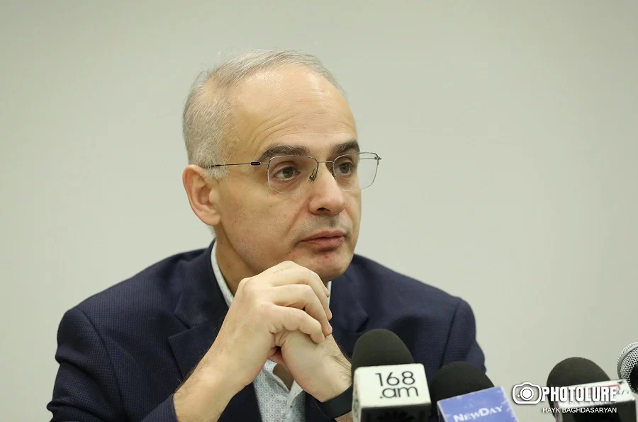 Մեկ բառ են ընդամենը գրաքննել ու դրա ձեռքը կրակն են ընկել