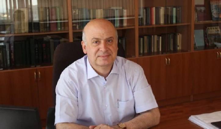 Բրյուսովի ռեկտորը լվանում է  ձեռքերը սկանդալային միջադեպից