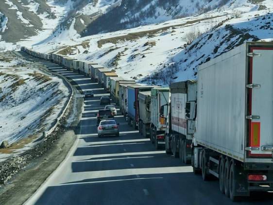 «Հրապարակ». Լարսում իրավիճակը կատաստրոֆիկ է. հազարավոր մեքենաներ են կանգնած