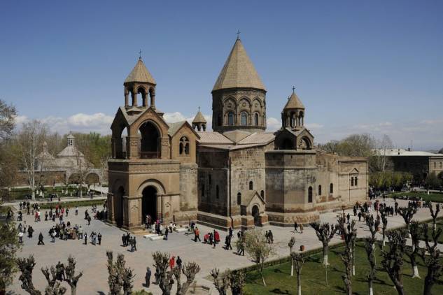 Հայ Առաքելական Սուրբ Եկեղեցին վնգստացող հլու-հնազանդ դատավո՞ր է, որ քո ամեն ասածն անի