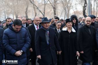 Իշխանությունը՝ քաղաքականությունից դուրս