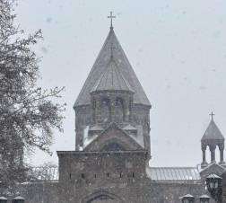 Գործել օրենքի շրջանակներում․ Մայր Աթոռի կոչը Հայաստանի իշխանությանը