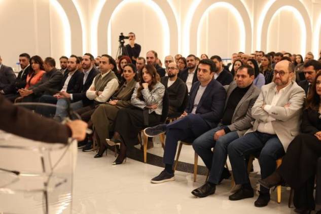 Пашинян подбадривает команду