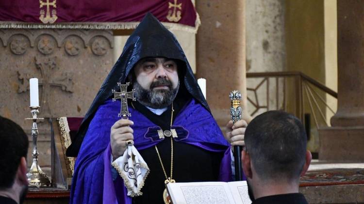 Դատարանը 1 ամսով երկարացրեց Արագածոտնի թեմի առաջնորդի կալանքը