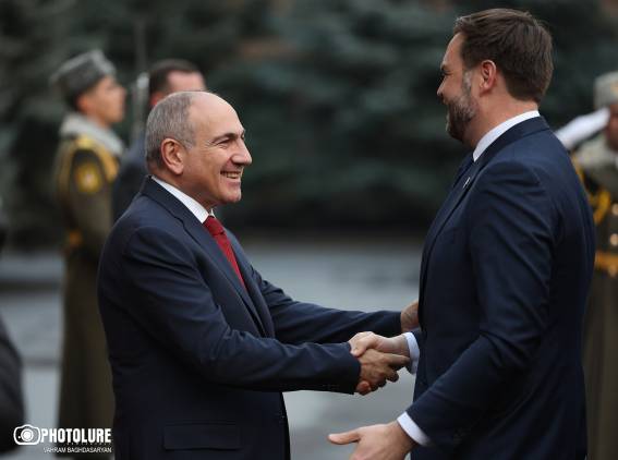 «Հրապարակ»․ Փաշինյանն այնպիսի գորովանքով էր Վենսին նայում, կարծես նա եկել էր ընտրություններում իր հաղթանակի մասին հայտնելու