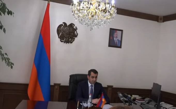 Այս նկարից ոչ մի տեղ չեք տեսնի, ես իմ ցանկությամբ եմ պատին փակցրել վարչապետի նկարը