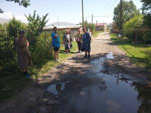 Ո՛չ գալիս են, ո՛չ էլ ուշադրություն դարձնում. բնակիչները դժգոհում, իսկ կոյուղաջրերը հոսում են փողոցով 