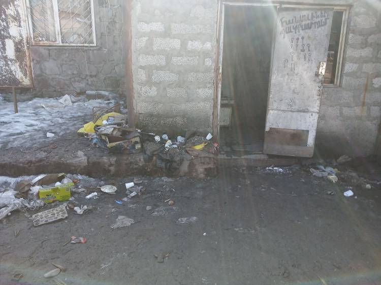 Ասում են էս կեղտի մեջ առեւտուր արեք, չենք անում՝ վարչական են կիրառում.  բողոքում են առեւտրականները