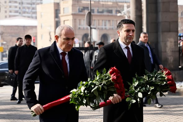 Այսօր յոթին գամ ձեր տուն վարդերով, վարդերով, վարդերով․․․