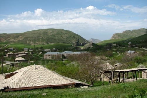 «Հրապարակ». Պետությունը փող ծախսելու տեղ չունի՞. տանիքներն է փոխում