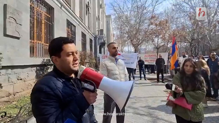 Ժողովուրդը կանգնած է Սամվել Կարապետյանի կողքին. ակցիա` դատախազության մոտ