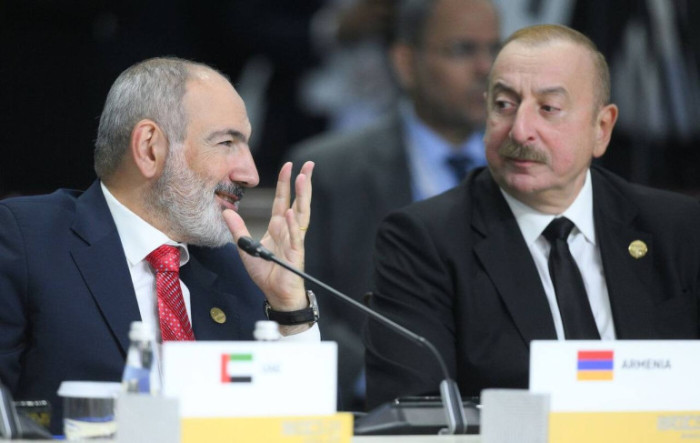 «Տրվողին սիրե՞լ է պետք». Բաքվում շարունակում են գովերգել Փաշինյանին