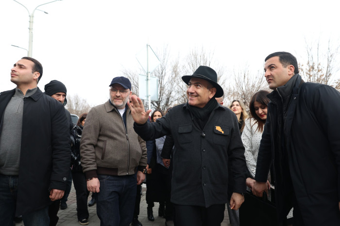 «Հրապարակ»․ ՔՊ-ականներն ուտում էին, իսկ մարդիկ «լայվի» տակ գրում էին․ «Արցախը համո՞վ էր»