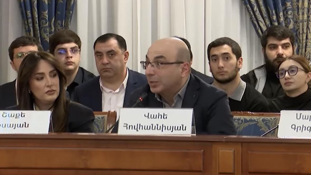 «Սա իրոք աննորմալ թիվ է». քանի մարդ է դիմում ՀՀ-ից Գրին քարտի համար