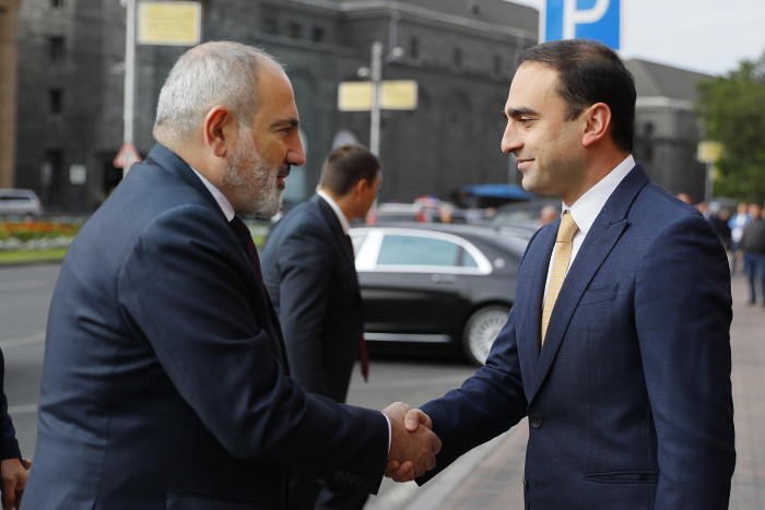 Նիկոլից Ավինյան կես քայլ է