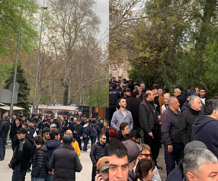 Ազատության հրապարակը լեփ-լեցուն է, մարդիկ նաև հրապարակից դուրս են կանգնում