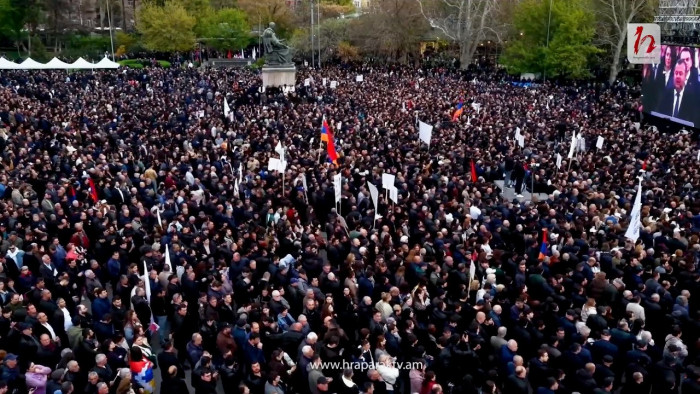 Հանրահավաքի մեկնարկից 1.5 ժամ անց հրապարակն ու հարակից տարածքը
