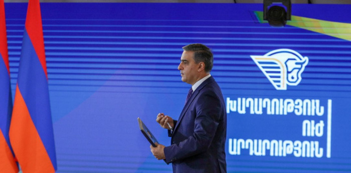 Арман Татоян ведет переговоры с женщинами