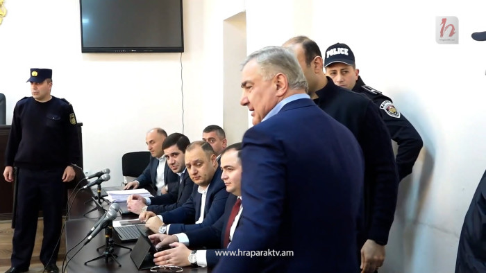 Թղթի կույտ է բերել Արշակ Վարդանյանը. Սամվել Կարապետյան