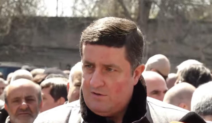 Կռիվ ունեք, մեր հետ արեք, ինչի համար եք կանանց հետ կռիվ անում