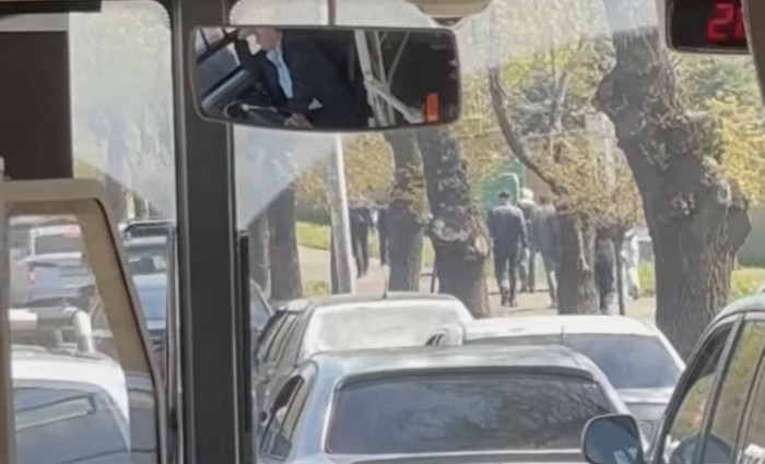 Երթևեկությունը կաթվածահար է. մարդիկ իջել են ավտոբուսներից