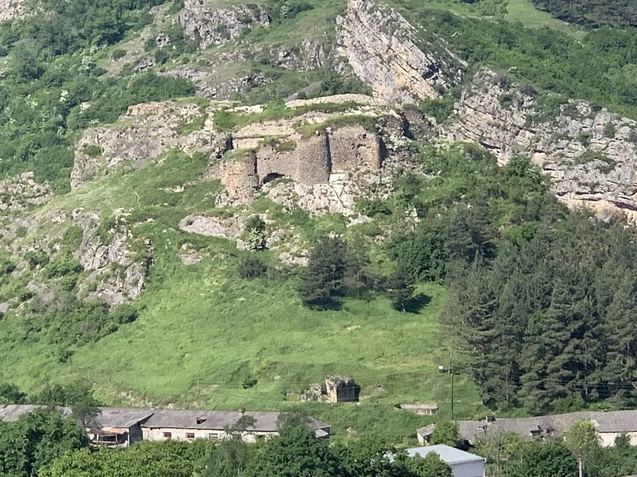 «Հրապարակ». Տավուշ ամրոցը քանդվում է