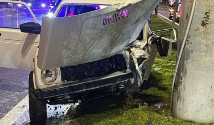 «VAZ» մակնիշի ավտոմեքենան բախվել է գովազդային վահանակի սյանը․ կա տուժած
