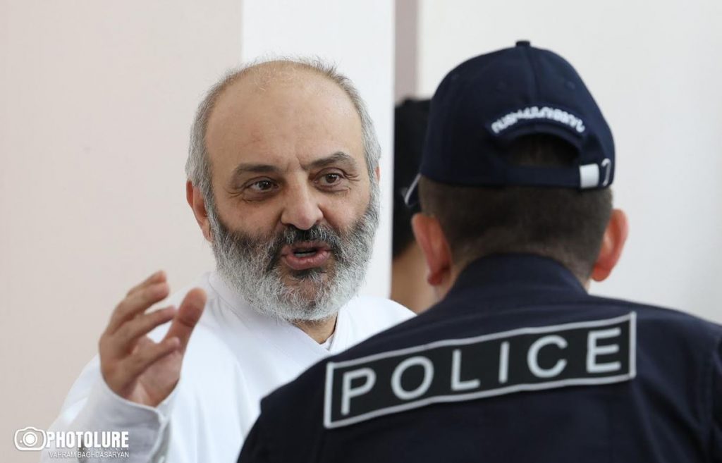 Վստահ եմ, որ ձեր ճշմարտությունն ու արդարամտությունն այնքան վեր է ամեն բանից, որ փախուստ չեք տա․ Սրբազան