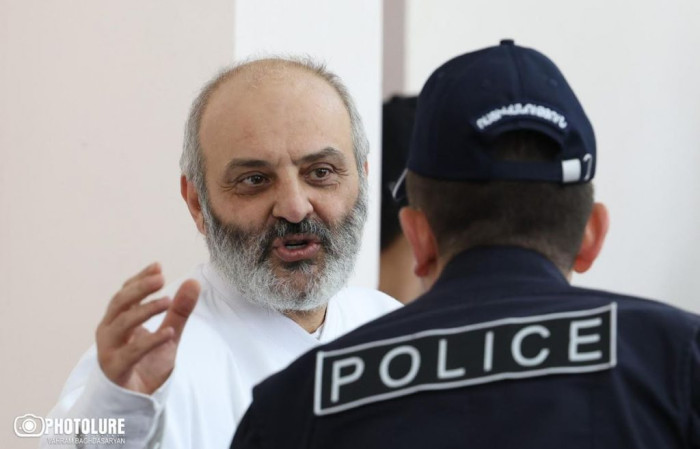 Վստահ եմ, որ ձեր ճշմարտությունն ու արդարամտությունն այնքան վեր է ամեն բանից, որ փախուստ չեք տա․ Սրբազան