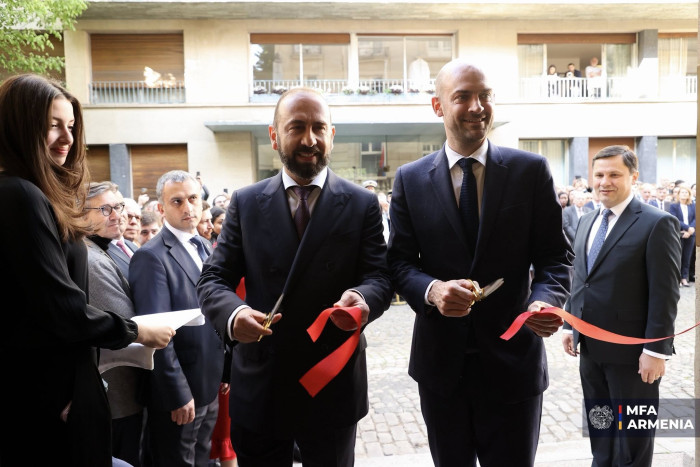 «Հրապարակ»․ Ֆրանսիացիներն էլ են զարմացել՝ դեսպանատան բացմանը ֆրանսահայերը չեն եղել