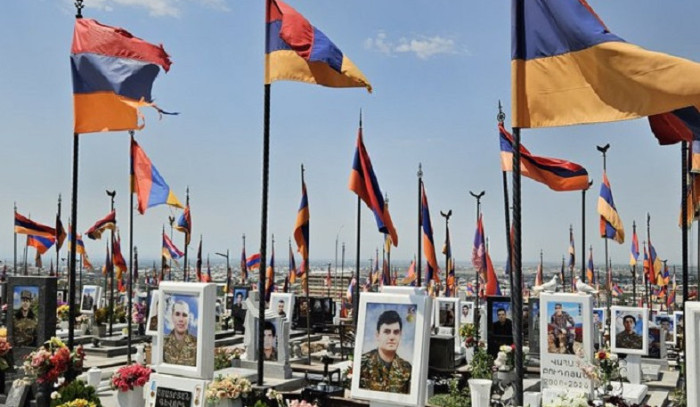 «Հրապարակ»․ Եռաբլուրի մաշված դրոշներն արցախցիները կփոխեն նորերով