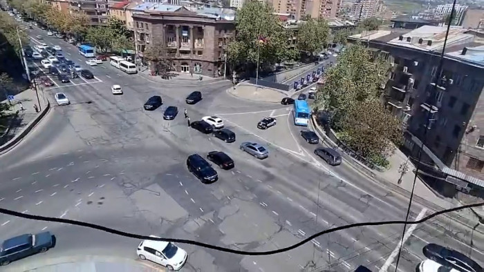 Փաշինյանի կալոնան մնացել է այլ մեքենաների ետեւում․ պարեկների գործողությունները