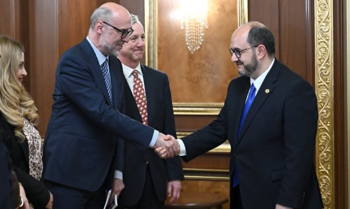 «Հրապարակ»․ Արայիկ Հարությունյանը չարաշահում է իր դիրքը