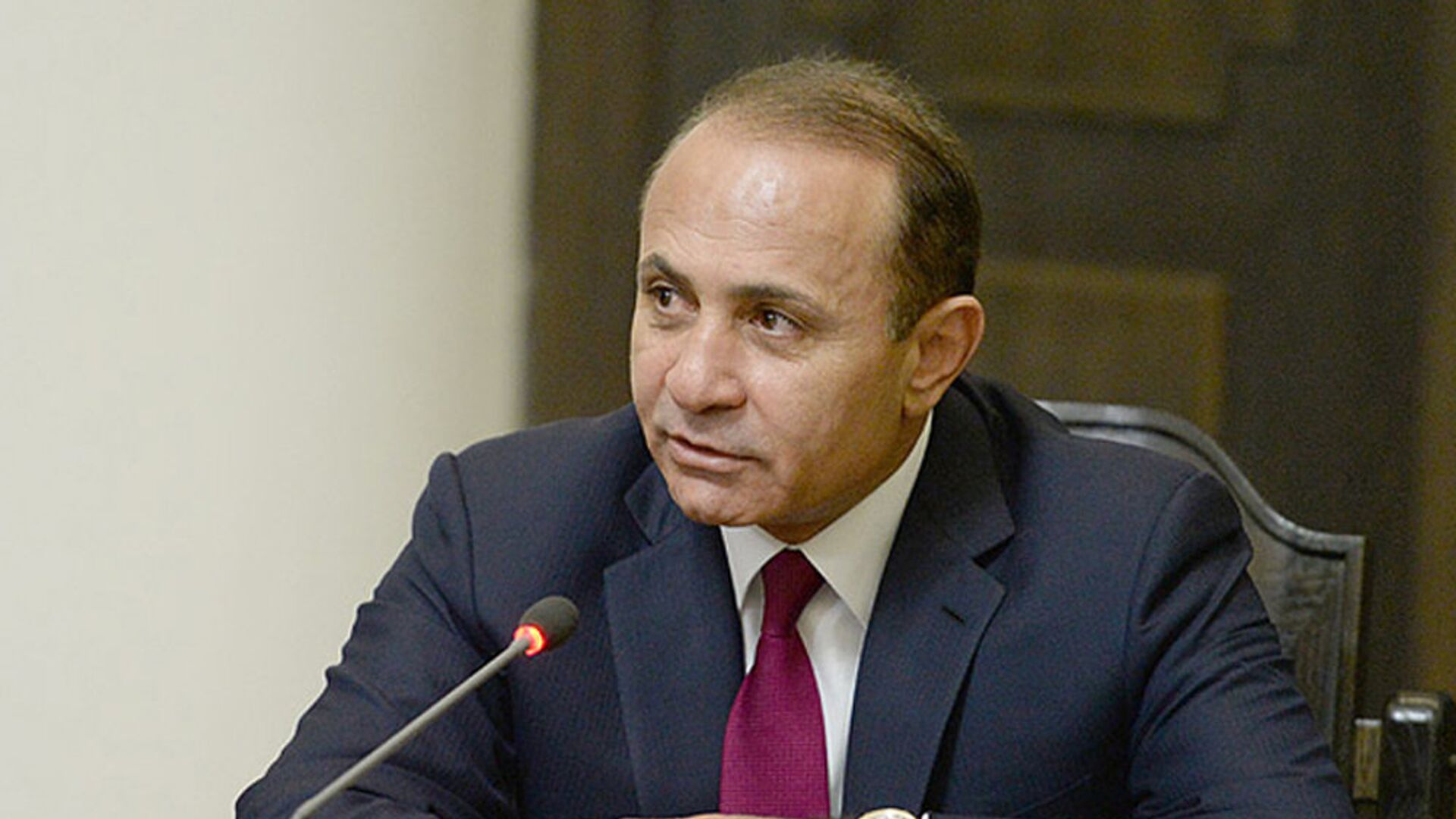 Овик Абраамян стал осторожнее