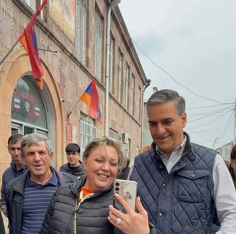 «Ես Ձեզ հետ եմ»․ մի կին մոտեցավ ու հեռախոսով կապի մեջ գտնվող մայրիկին ցույց տվեց Արման Թաթոյանին