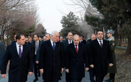 Նայեք այս նկարի անձանց ու ձեզ հարց տվեք․․․