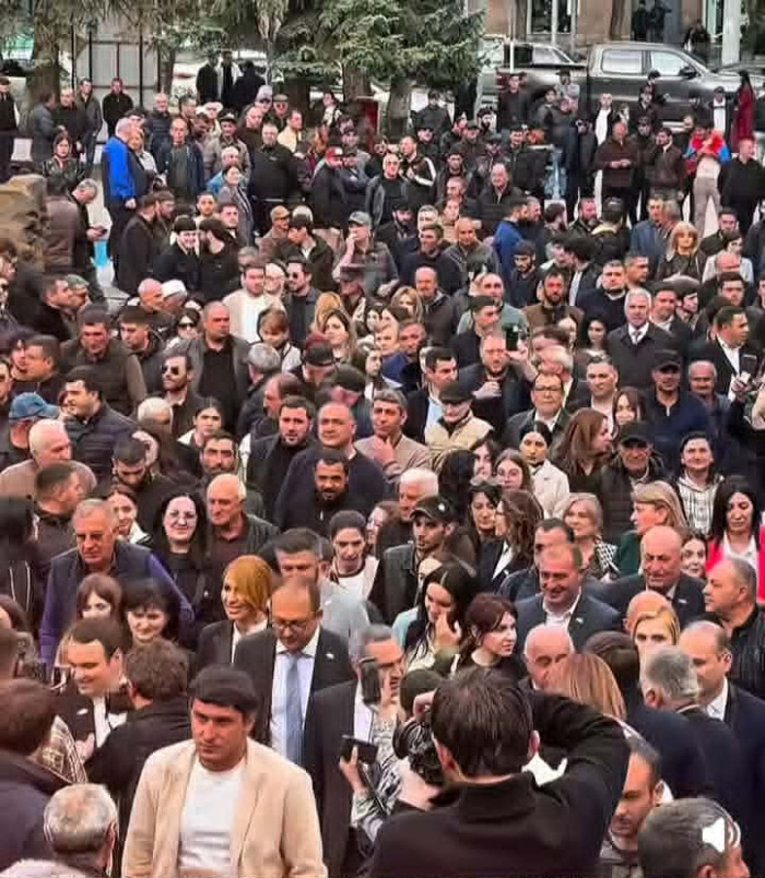 Մեծաթիվ գյումրեցիներ անսպասելի դիմավորեցին ընդդիմադիր շարժման ներկայացուցիչներին