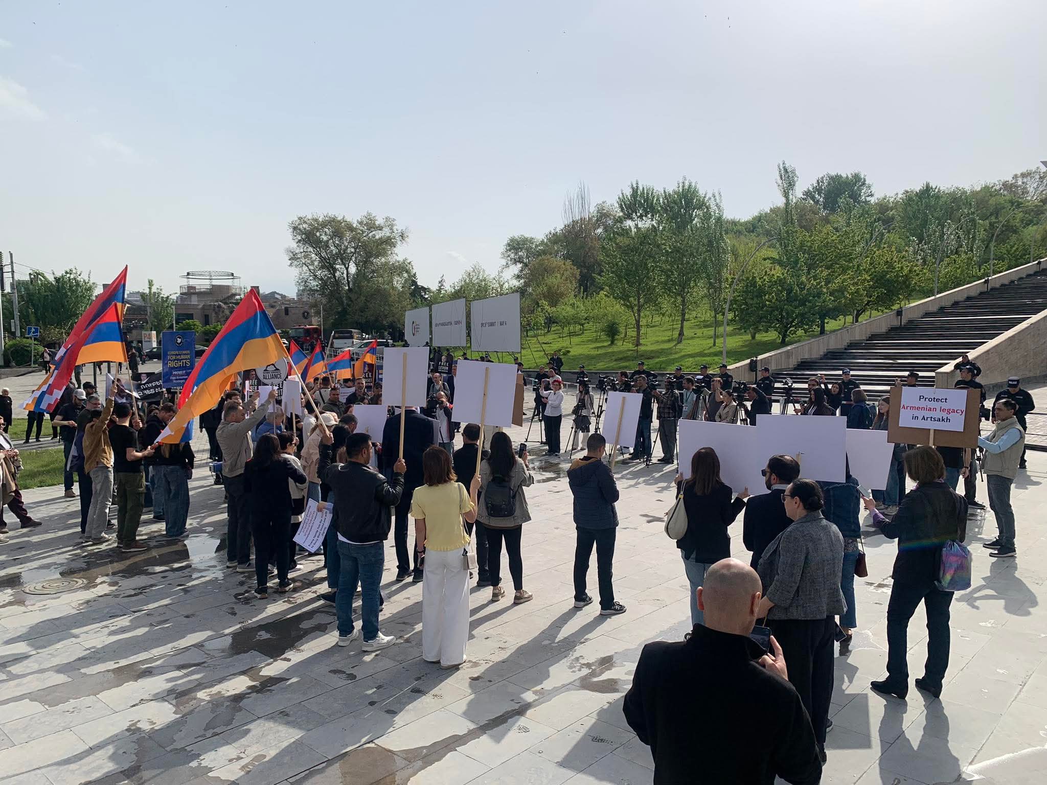 Եվրոպական քաղաքական համայնքի գագաթնաժողովի մեկնարկին ընդառաջ` ակցիա համալիրի մոտ. Լուսանկարներ