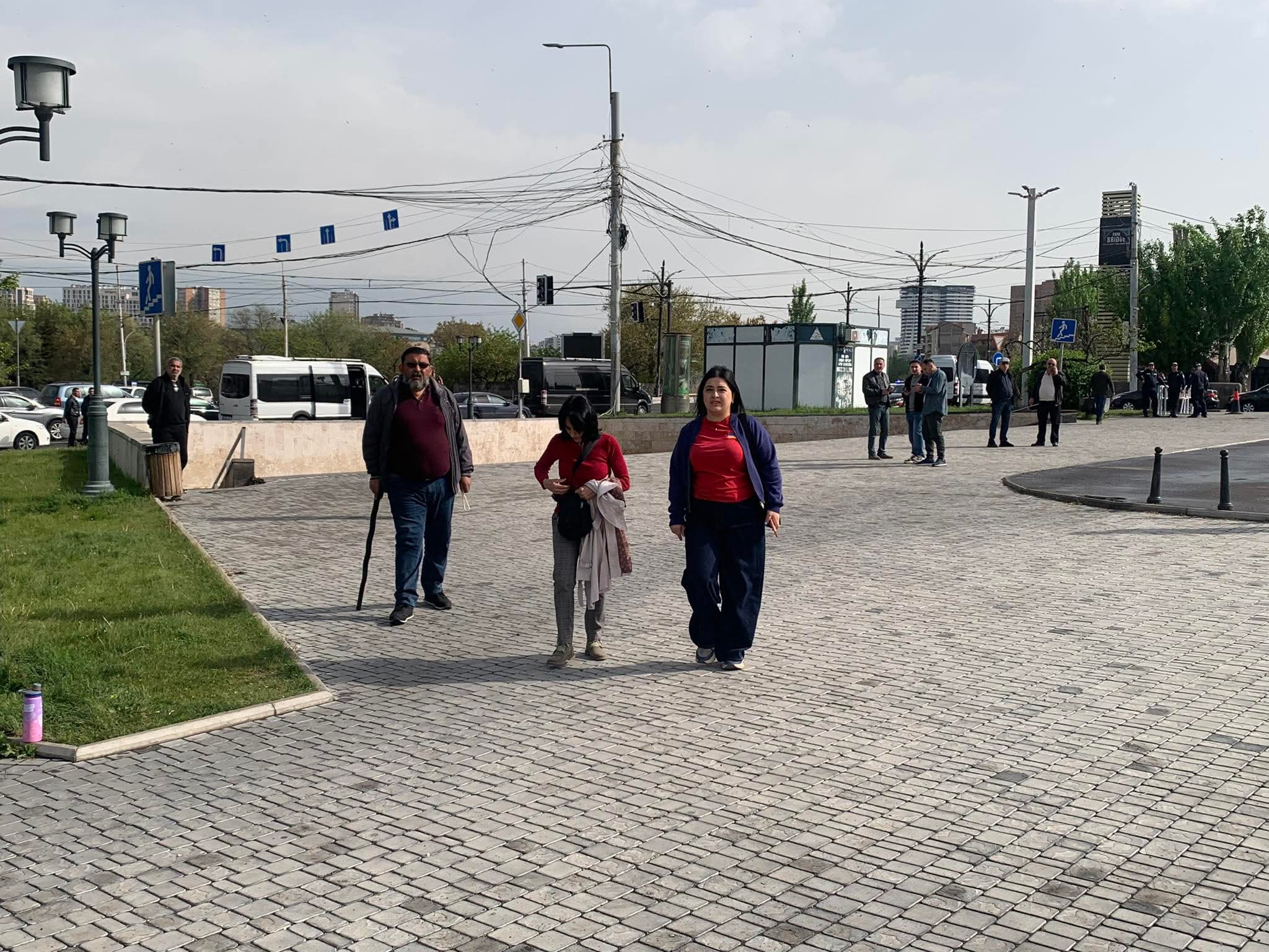 Եվրոպական քաղաքական համայնքի գագաթնաժողովի մեկնարկին ընդառաջ` ակցիա համալիրի մոտ. Լուսանկարներ