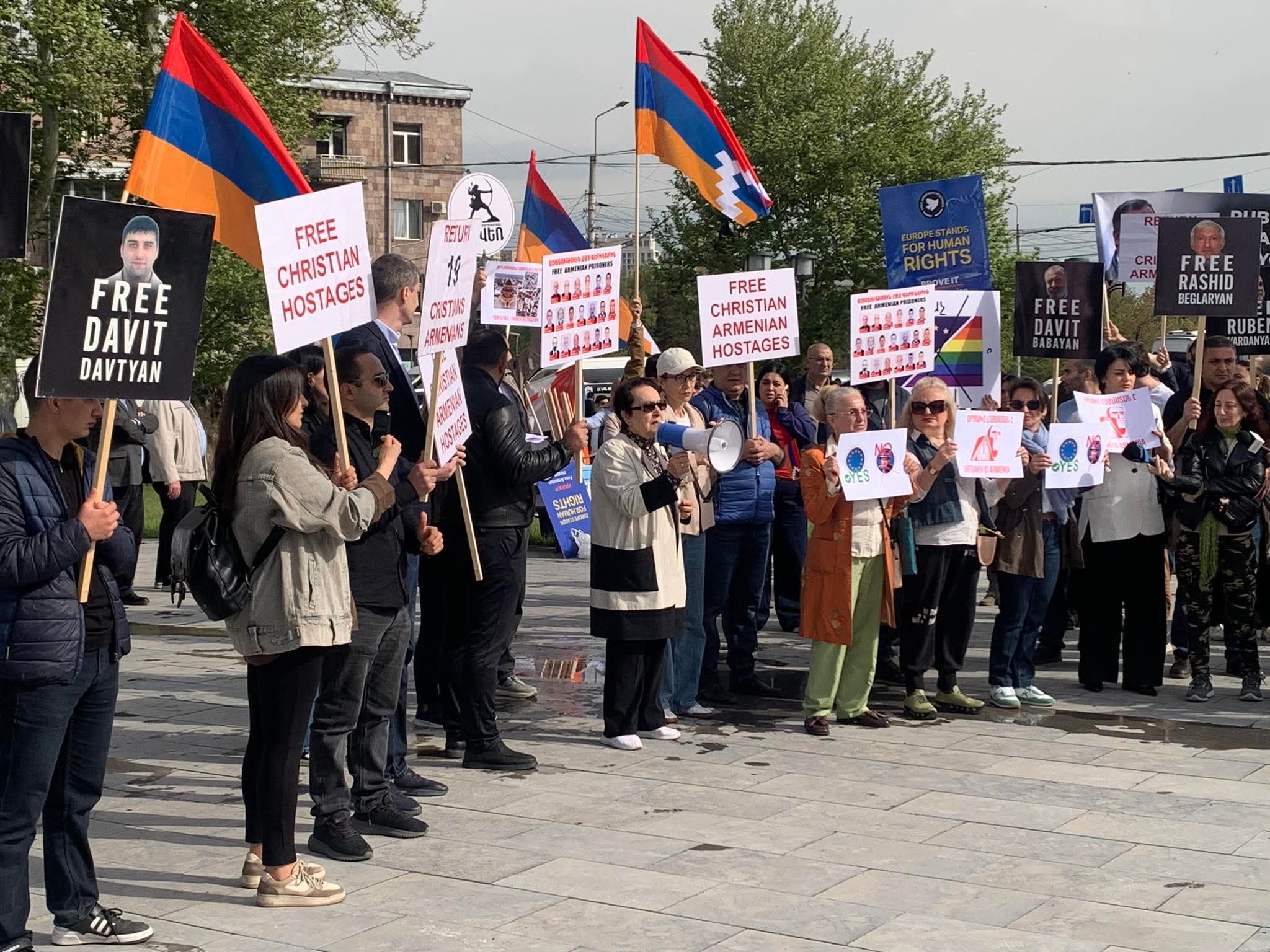Եվրոպական քաղաքական համայնքի գագաթնաժողովի մեկնարկին ընդառաջ` ակցիա համալիրի մոտ. Լուսանկարներ