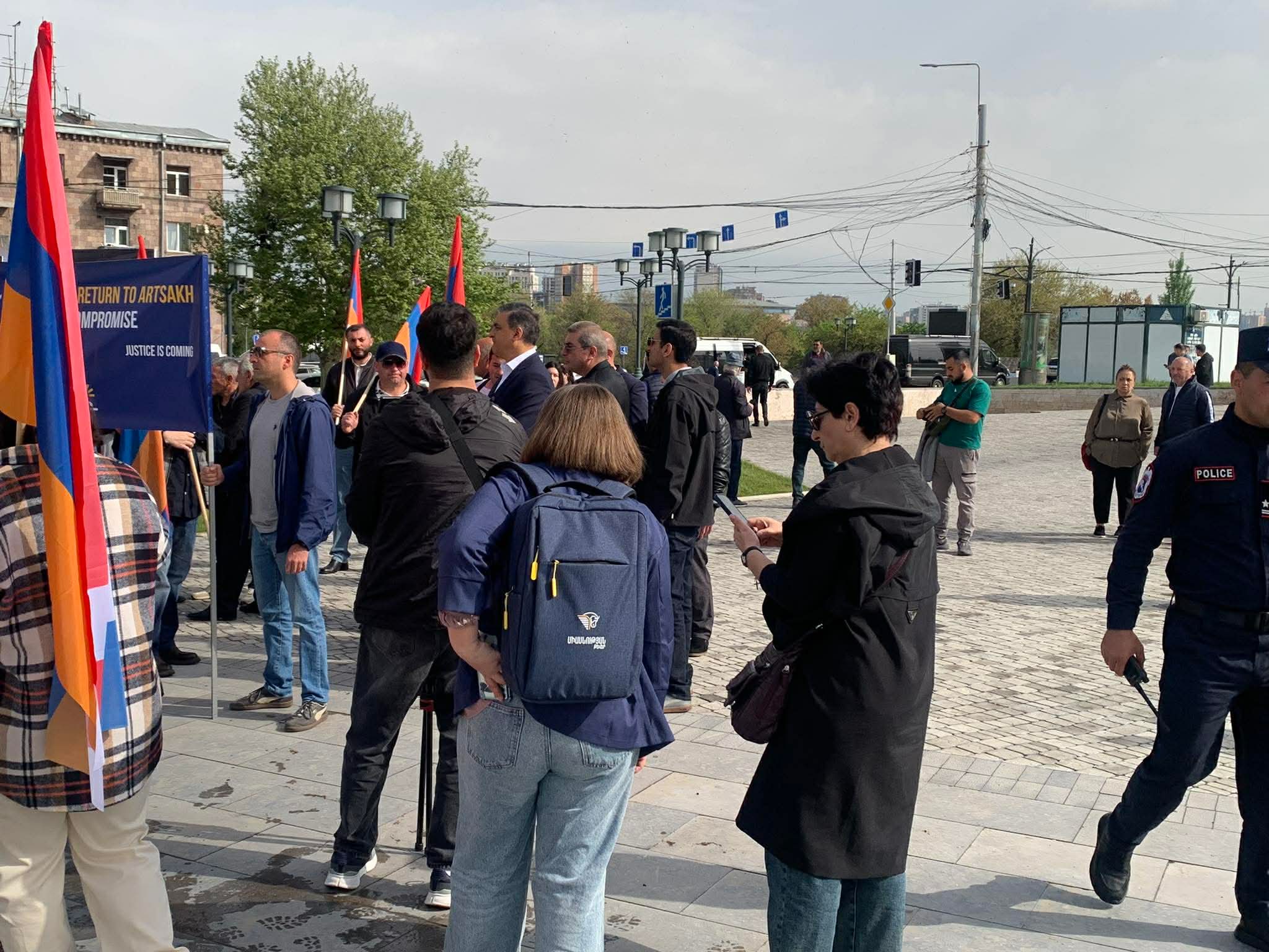 Եվրոպական քաղաքական համայնքի գագաթնաժողովի մեկնարկին ընդառաջ` ակցիա համալիրի մոտ. Լուսանկարներ