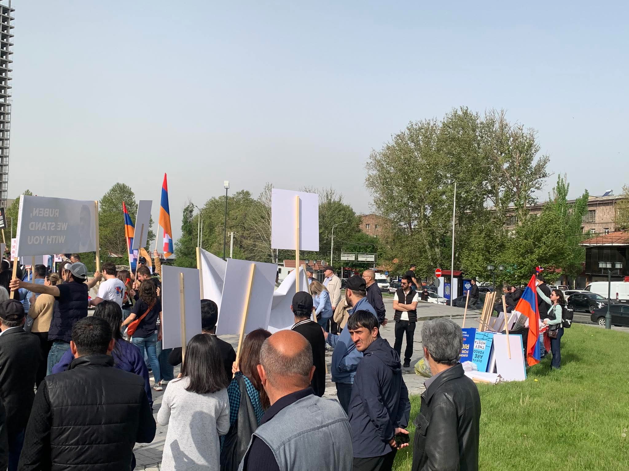 Եվրոպական քաղաքական համայնքի գագաթնաժողովի մեկնարկին ընդառաջ` ակցիա համալիրի մոտ. Լուսանկարներ