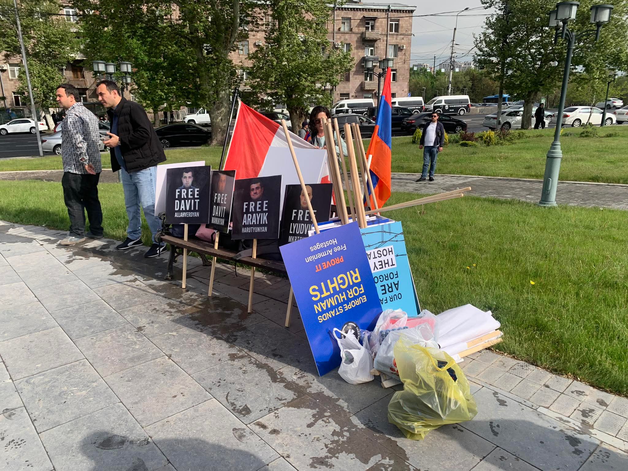 Եվրոպական քաղաքական համայնքի գագաթնաժողովի մեկնարկին ընդառաջ` ակցիա համալիրի մոտ. Լուսանկարներ
