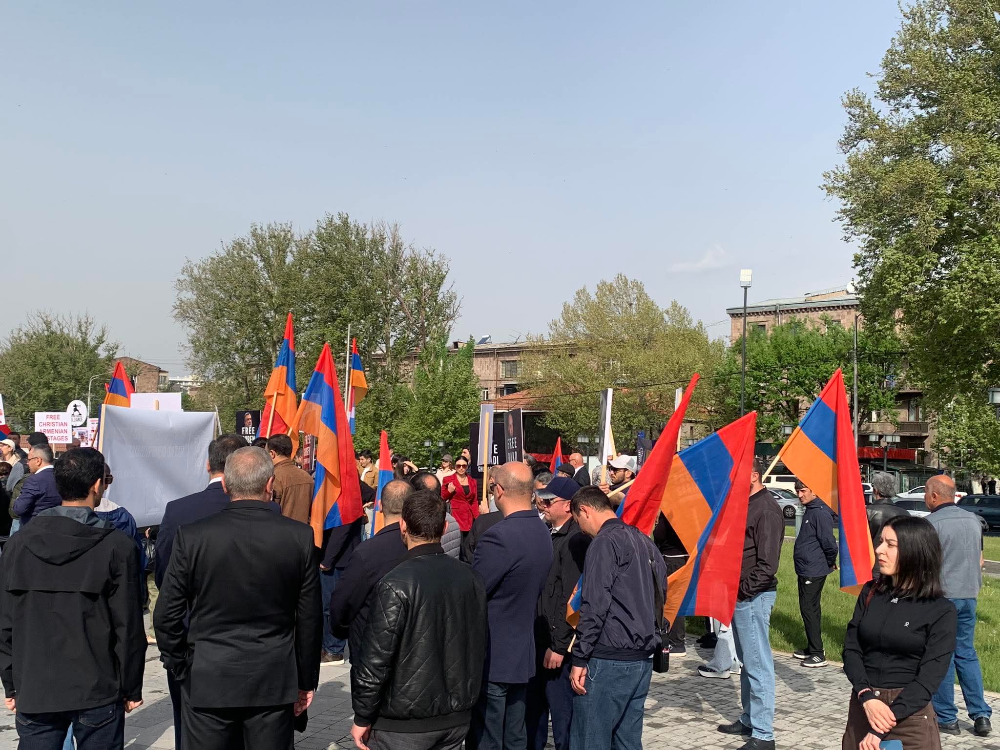 Եվրոպական քաղաքական համայնքի գագաթնաժողովի մեկնարկին ընդառաջ` ակցիա համալիրի մոտ. Լուսանկարներ