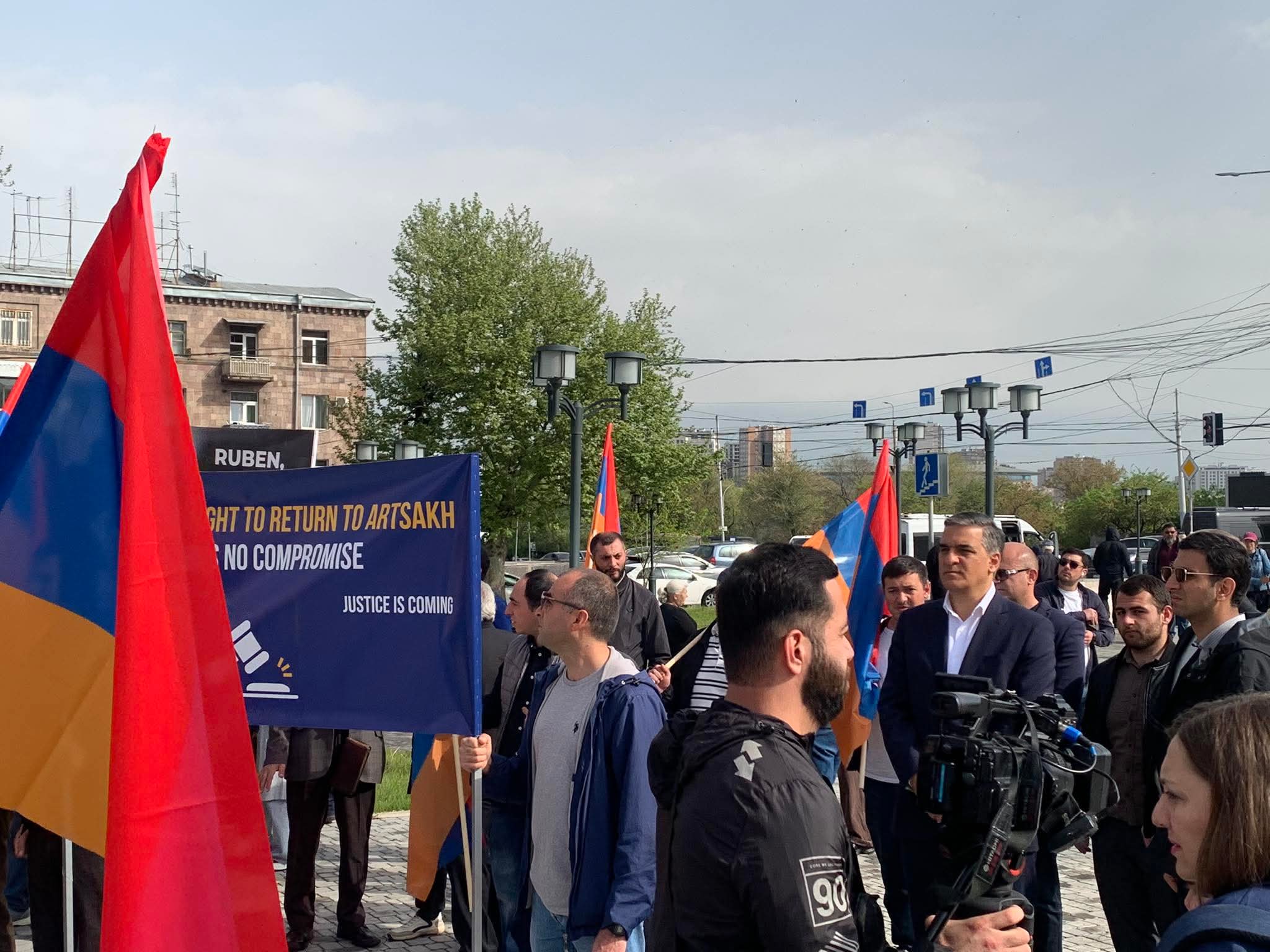 Եվրոպական քաղաքական համայնքի գագաթնաժողովի մեկնարկին ընդառաջ` ակցիա համալիրի մոտ. Լուսանկարներ