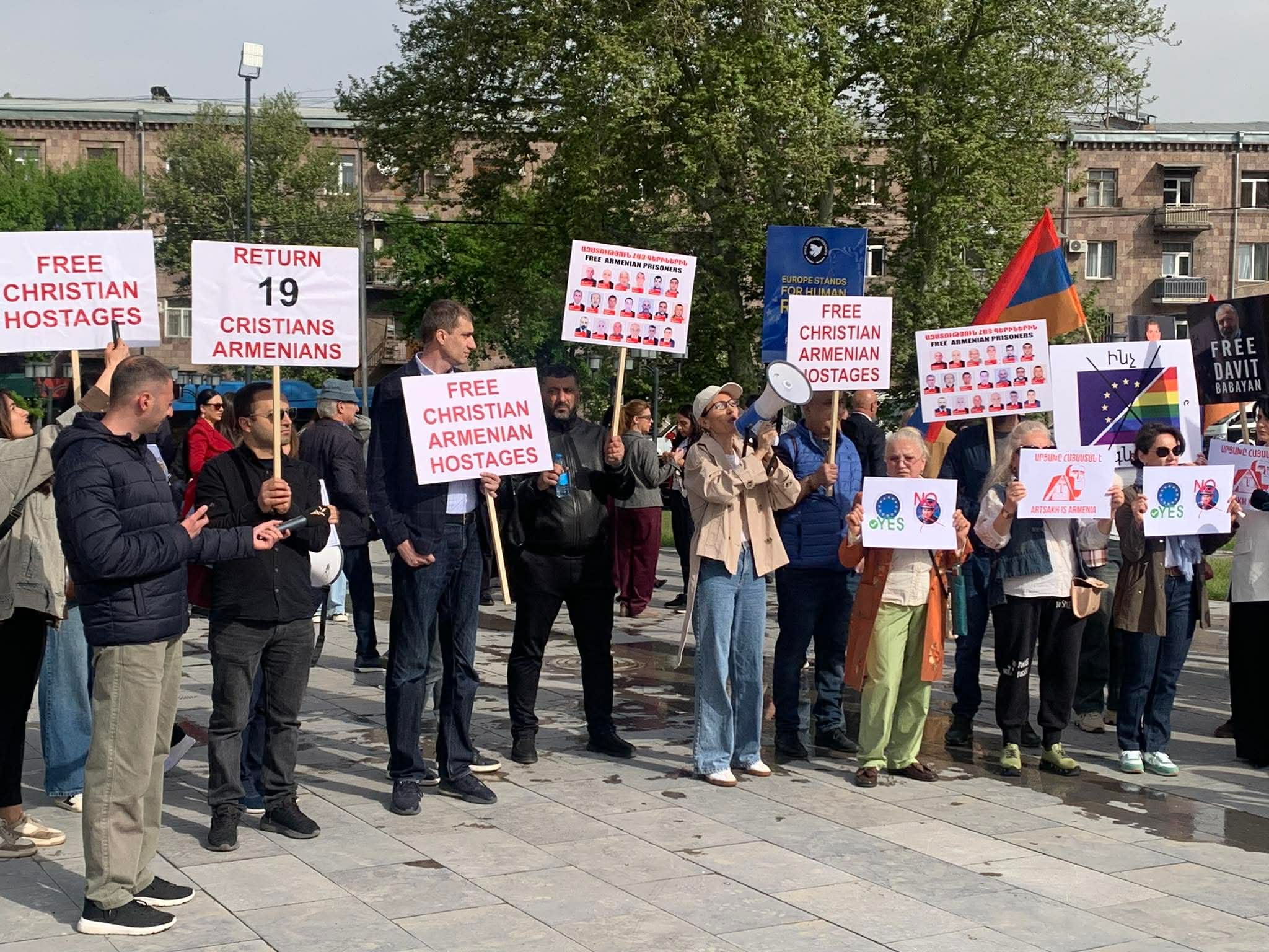 Եվրոպական քաղաքական համայնքի գագաթնաժողովի մեկնարկին ընդառաջ` ակցիա համալիրի մոտ. Լուսանկարներ
