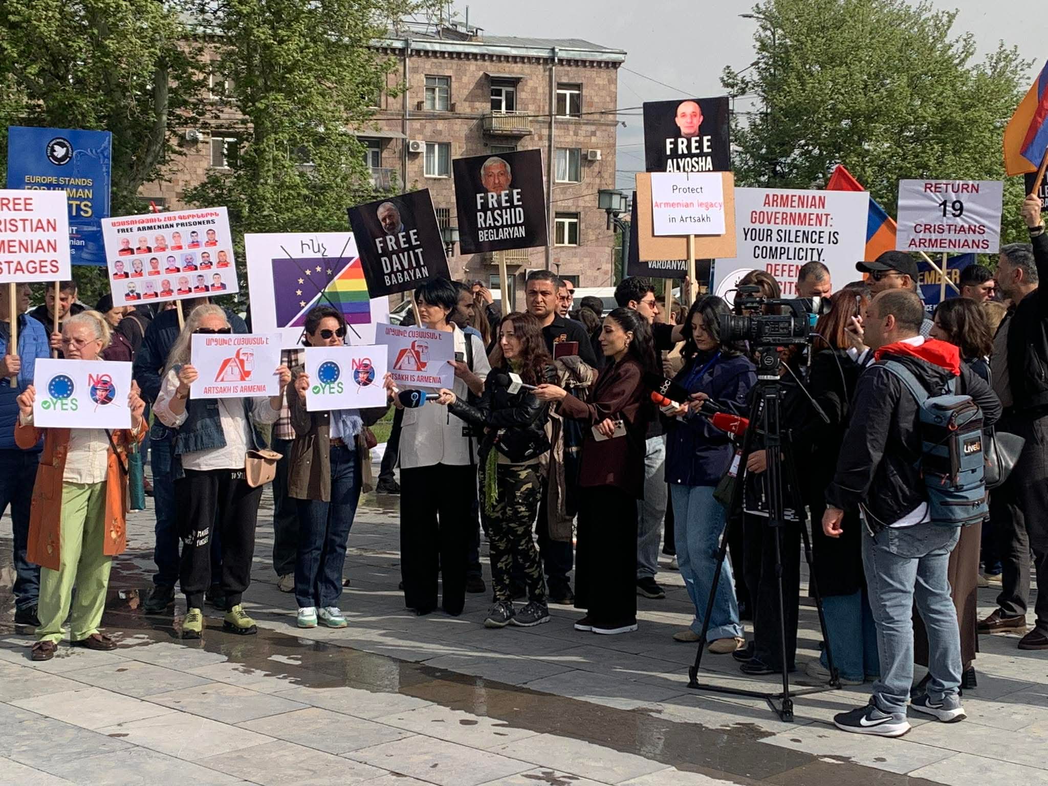 Եվրոպական քաղաքական համայնքի գագաթնաժողովի մեկնարկին ընդառաջ` ակցիա համալիրի մոտ. Լուսանկարներ
