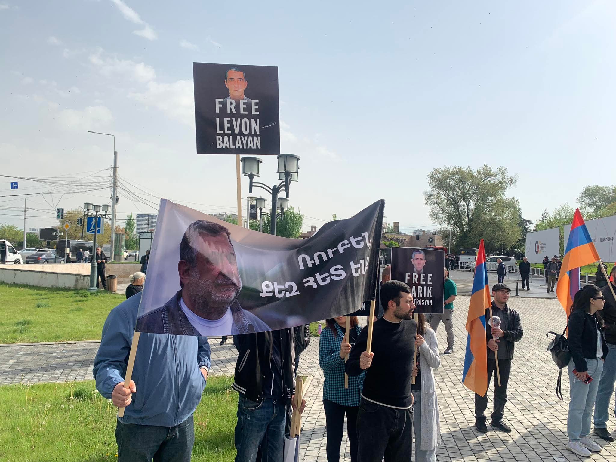 Եվրոպական քաղաքական համայնքի գագաթնաժողովի մեկնարկին ընդառաջ` ակցիա համալիրի մոտ. Լուսանկարներ